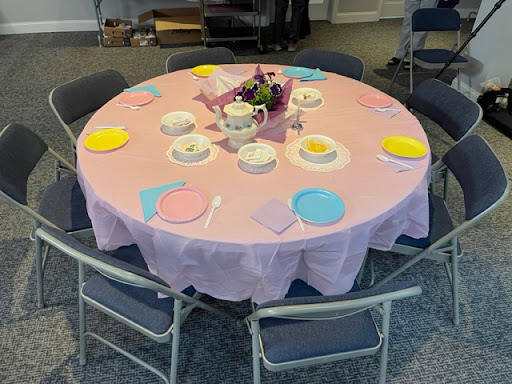 A table set with tea cups and saucers.